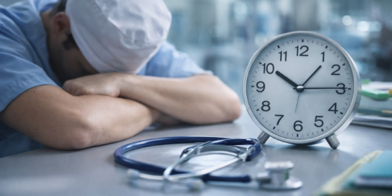 Hemşirelerin Dinlenmesi Yasal mı? 24 Saat Nöbet Tartışması Büyüyor