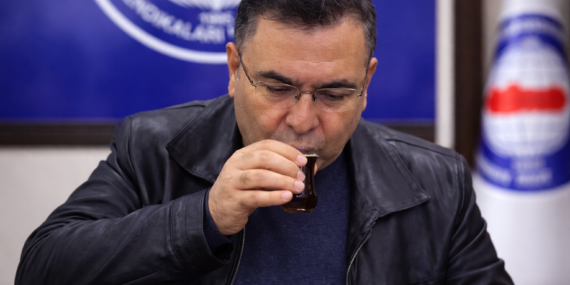 Adana Sağlık-Sen Başkanı Bekir Nennioğlu’nun Termos Tanıtımı Sosyal Medyada ve Ulusal Medyada Alay Konusu Oldu